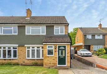 3 bedroom house to rent - Gloucester Road, Bagshot, GU19 - Property View 1