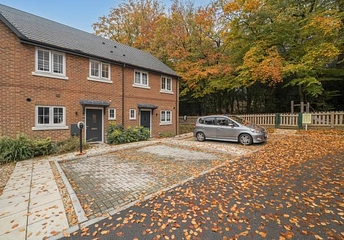 2 bedroom house for sale - Woodside Close, Bagshot, GU19 - Property View 1