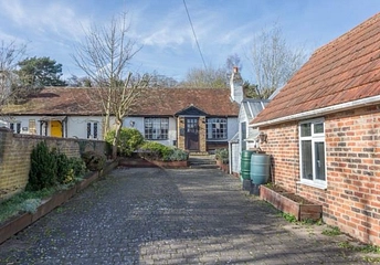 4 bedroom bungalow to rent - London Road, Bagshot, GU19 - Property View 1