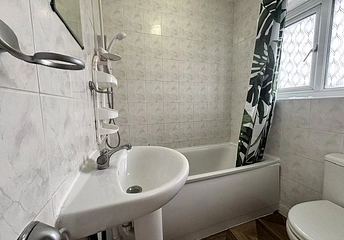 property to rent - Staines Road West, Sunbury-on-Thames, Surrey, TW16 - Property View 1