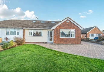 2 bedroom bungalow for sale - Cotmore Gardens, Thame, OX9 - Property View 1