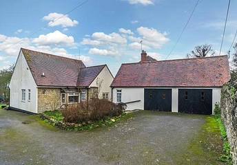 3 bedroom bungalow for sale - Bicester Road, Long Crendon, HP18 - Property View 1