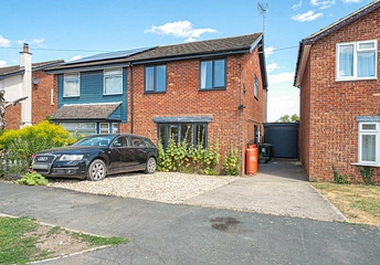4 bedroom house for sale - College Crescent, Oakley, Buckinghamshire, HP18 - Property View 1